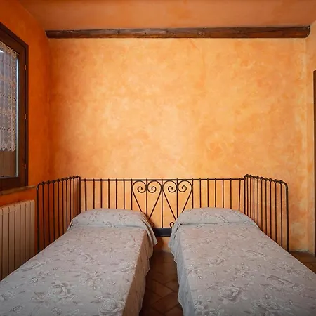 Locazione Turistica In Località Capodacqua Di Foligno Via Colle N 8